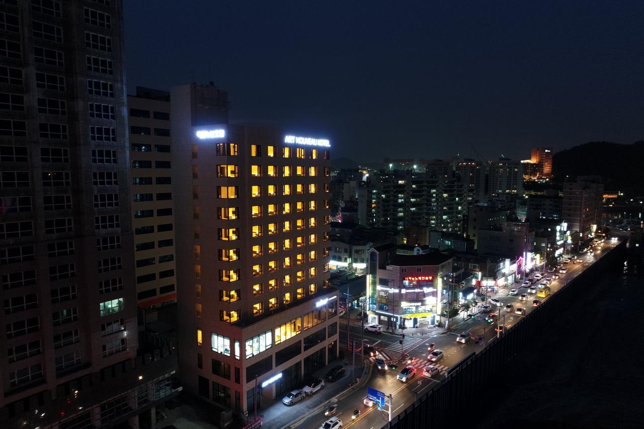 Geoje Artnouveau Suite Hotel Buitenkant foto